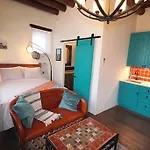 Closson Studio - Stylish - Near Plaza - Queen Bed