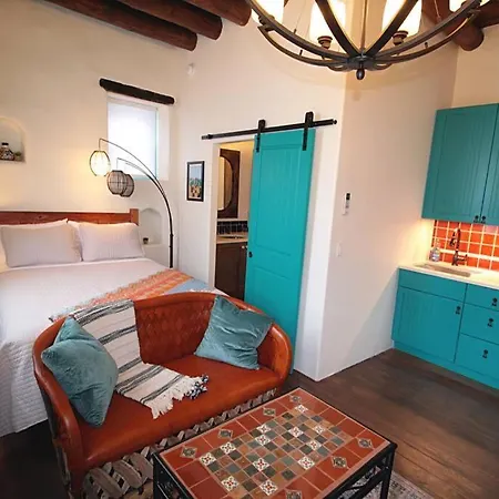 Closson - Stylish - Near Plaza - Queen Bed